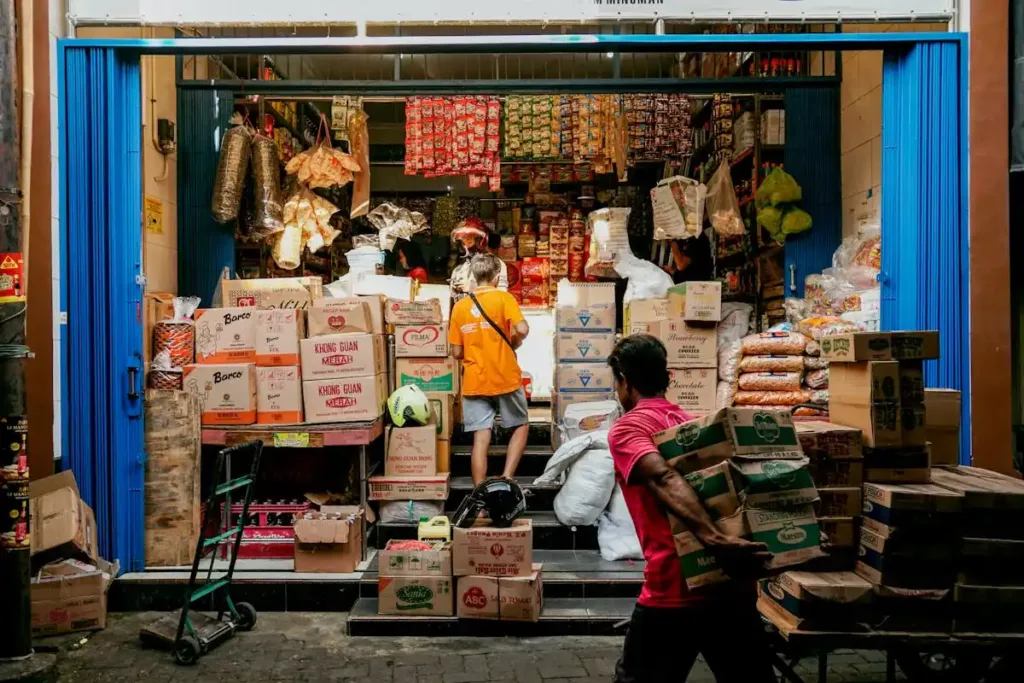 Aktivitas usaha kecil di toko lokal Indonesia