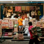 Aktivitas usaha kecil di toko lokal Indonesia